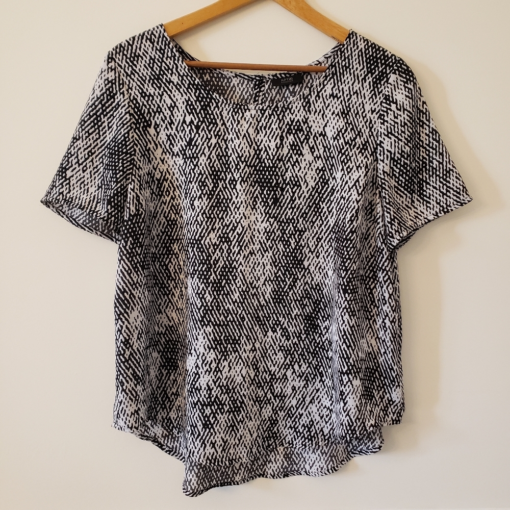 Apt. 9 Essentials Black & White Print Blouse Size L Short Sleeves Keyhole